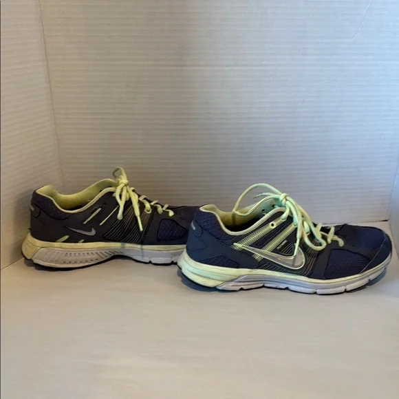 Nike Flywire Athletic Shoes - Dark Gray and neon green shoestrings. Size 7 - Picture 3 of 7